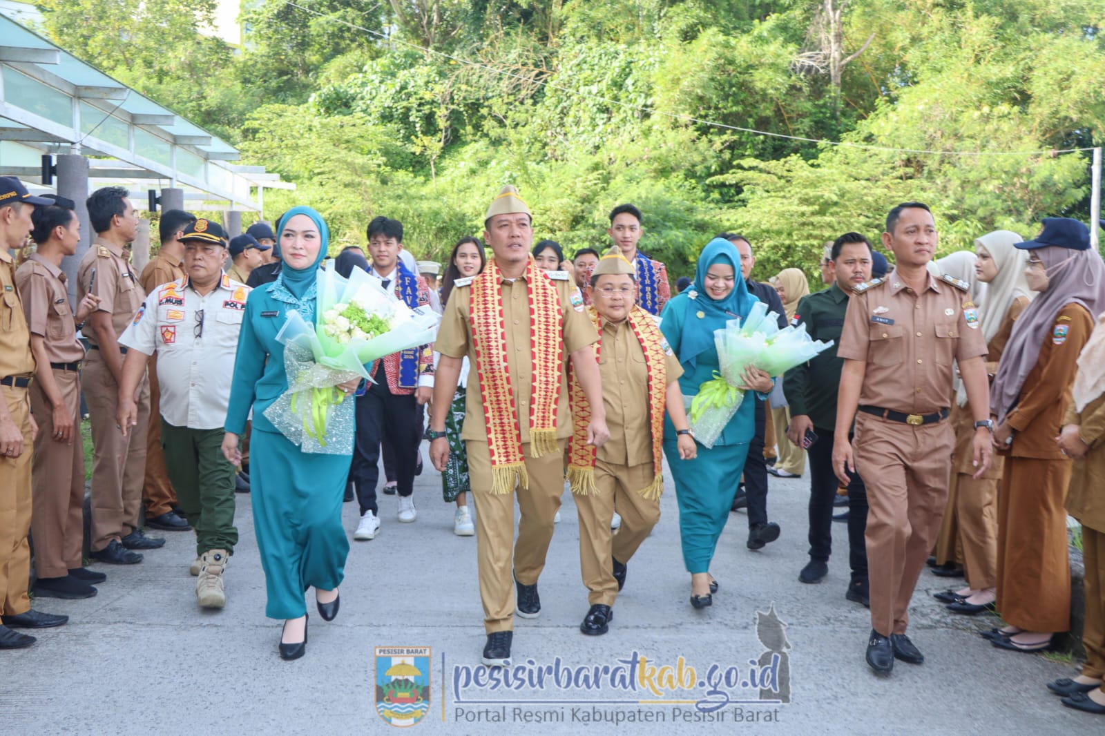 Pj Sekda dan OPD Sambut Kedatangan Bupati dan Wakil Bupati Pesisir Barat